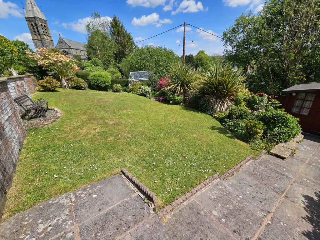 Lot: 46 - LINK-DETACHED HOUSE WITH VIEWS IN A POPULAR LOCATION - Rear garden